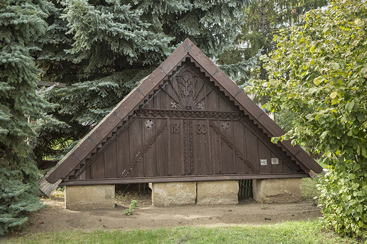 Heves Deszka Vrtelek A Hevesi Npmvszetei S Hziipari Szvetkezet Udvarn 